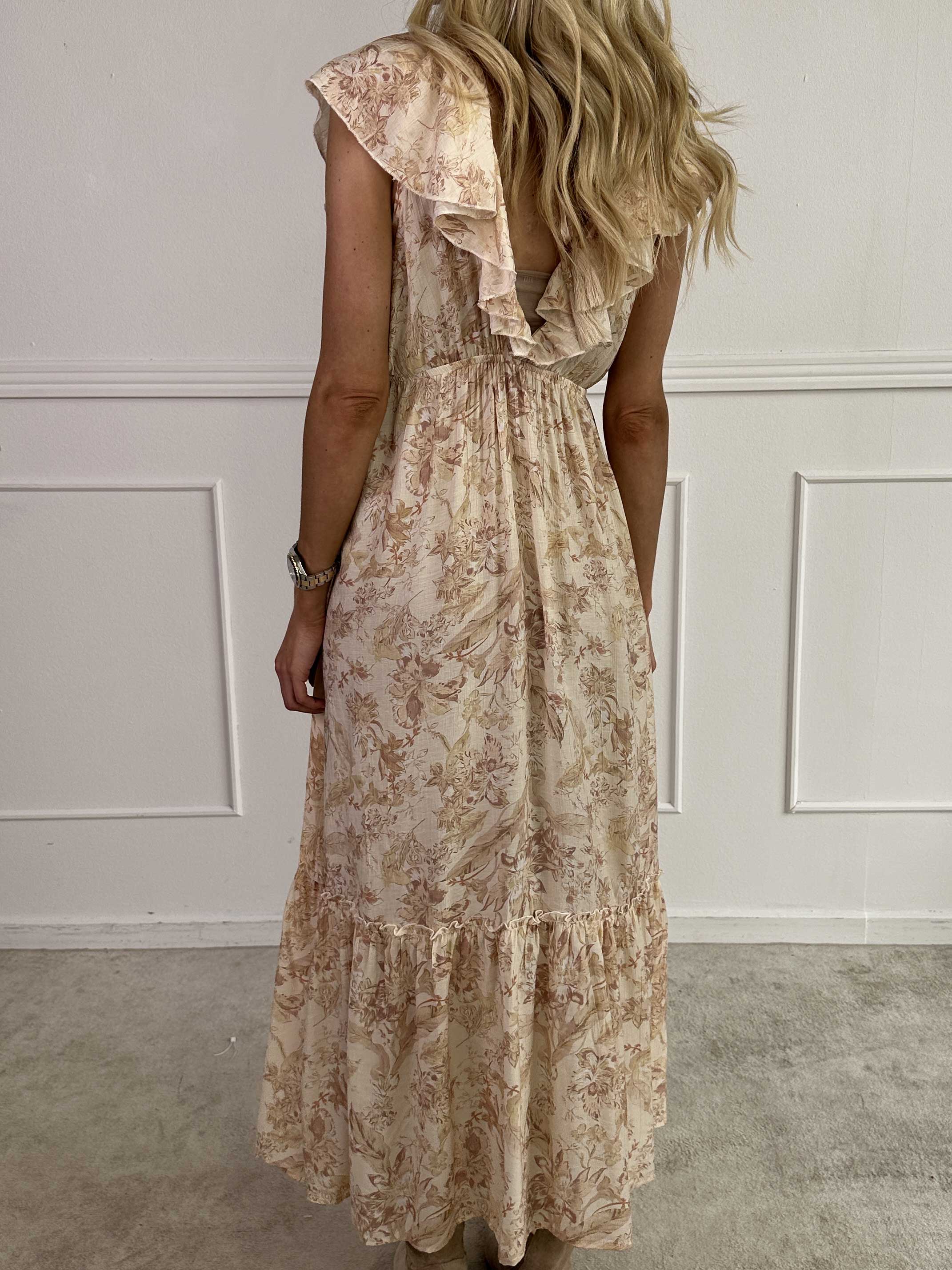 Daenerys - Sød sommerkjole i viskose med flæser og blomster